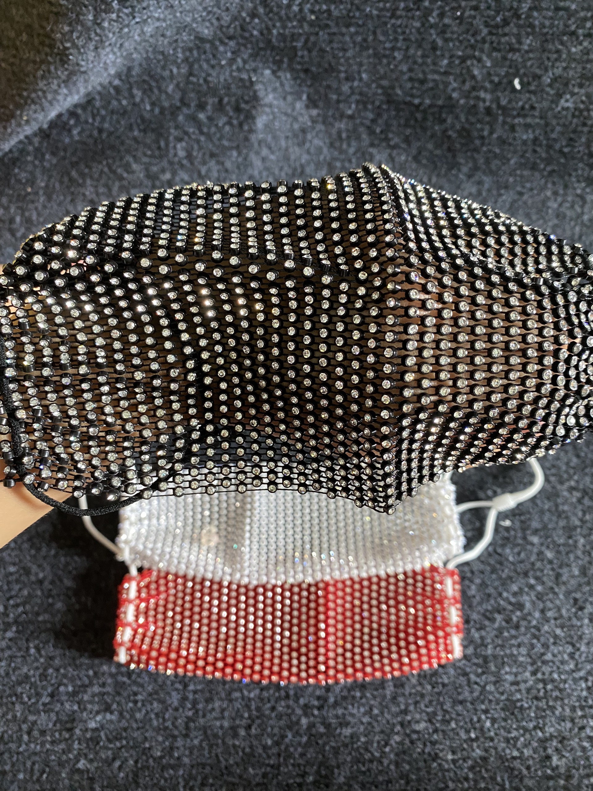 Khẩu trang lưới đính đá màu đỏ đen trắng