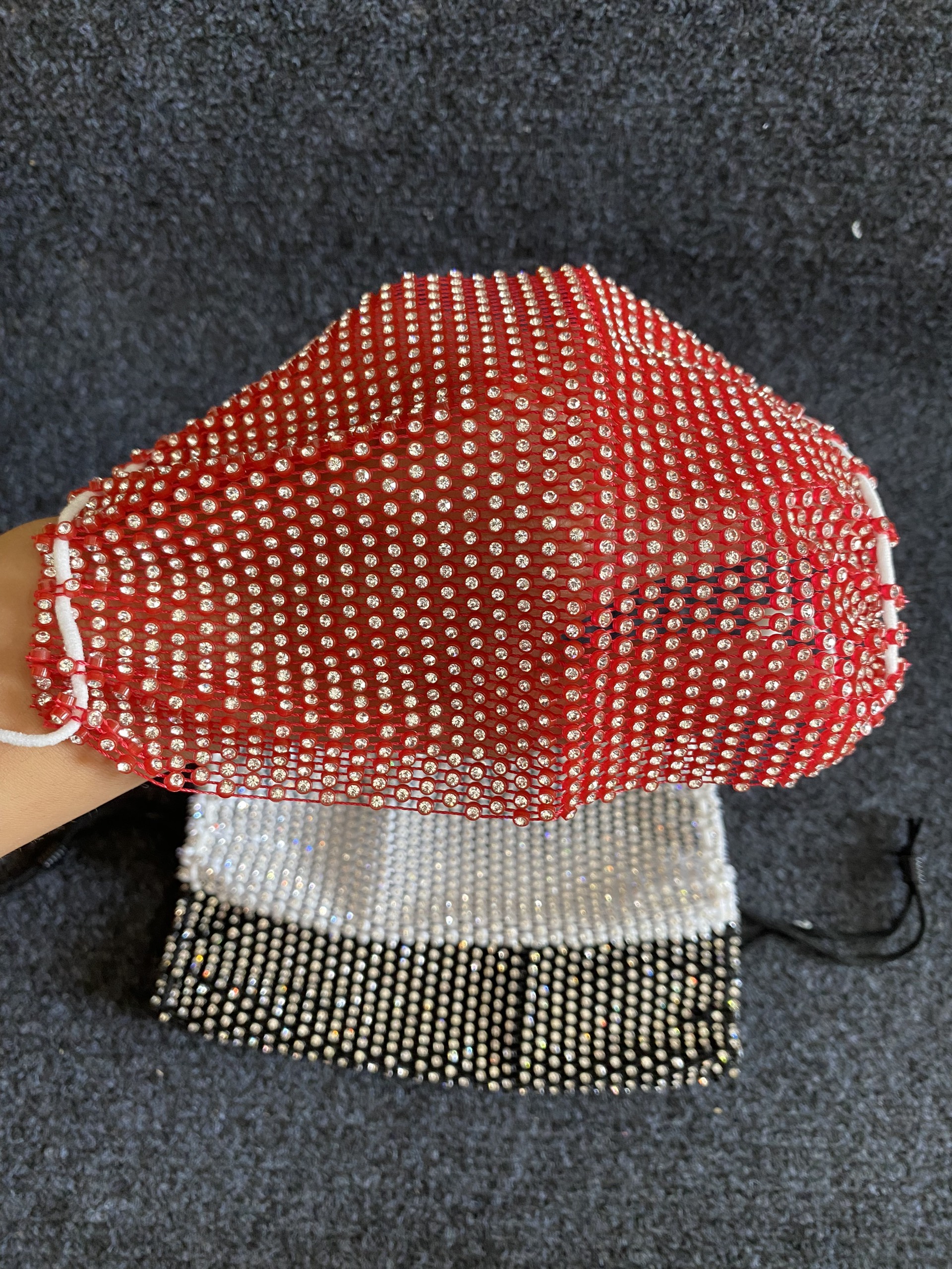 Khẩu trang lưới đính đá màu đỏ đen trắng