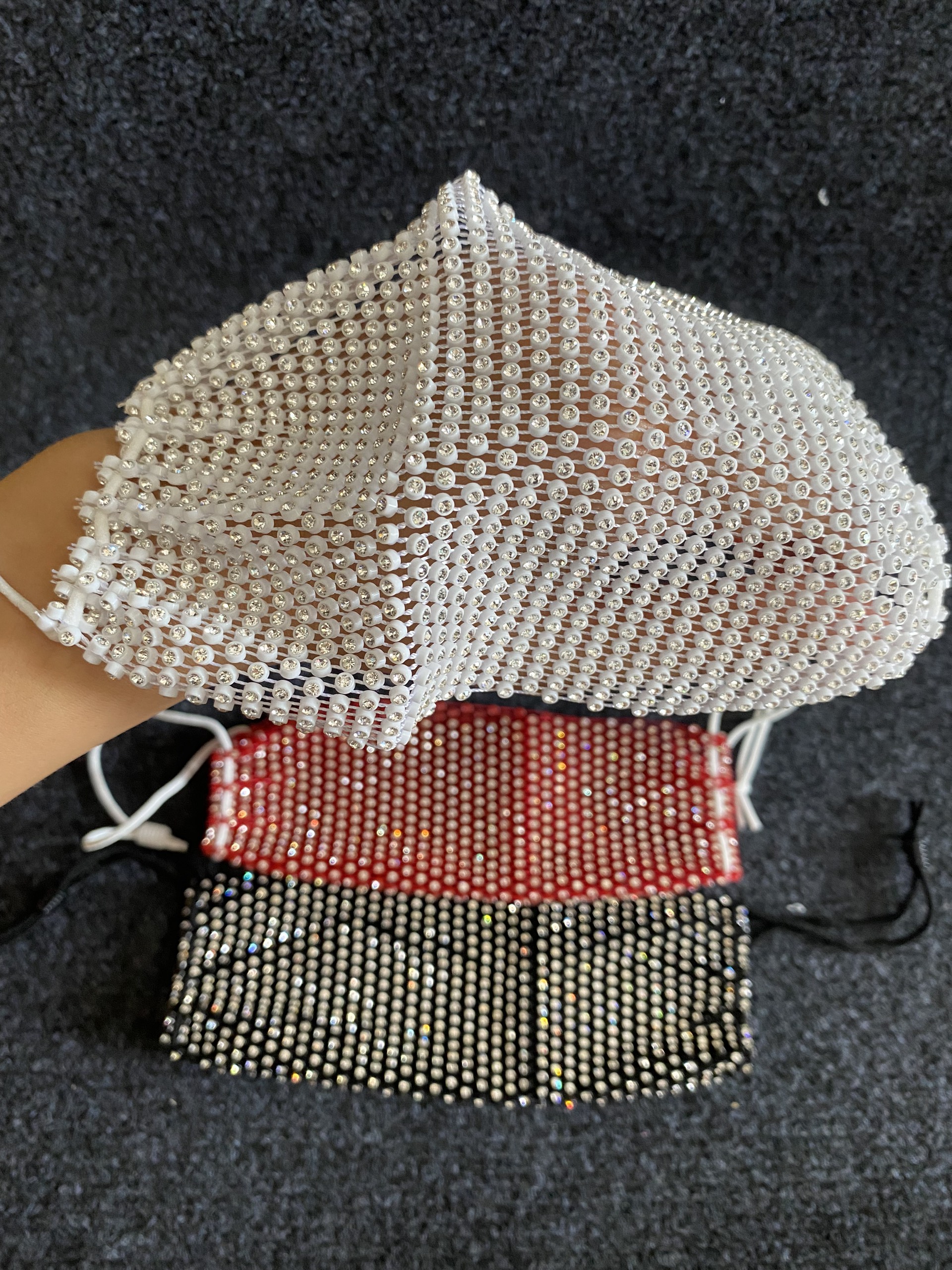 Khẩu trang lưới đính đá màu đỏ đen trắng