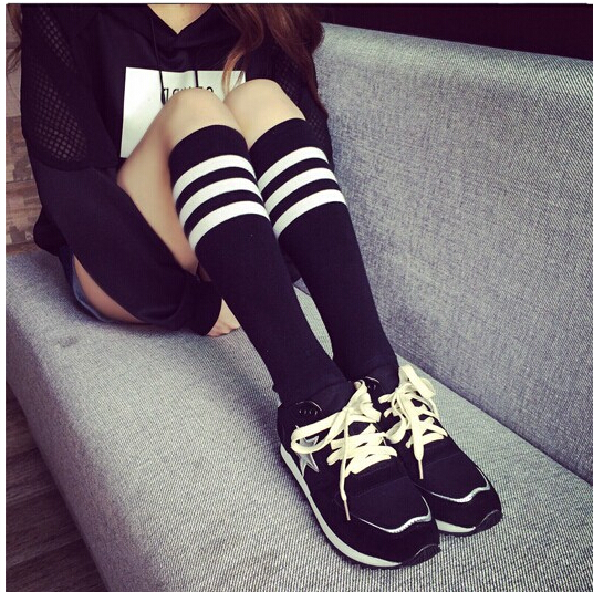 Vớ dưới gối đen sọc trắng sành điệu TAT4101