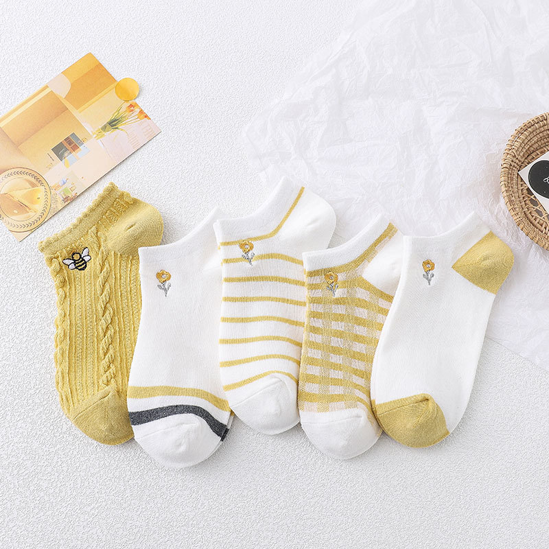 Vớ nữ cổ ngắn kẻ sọc thêu hình xinh xắn TAT52