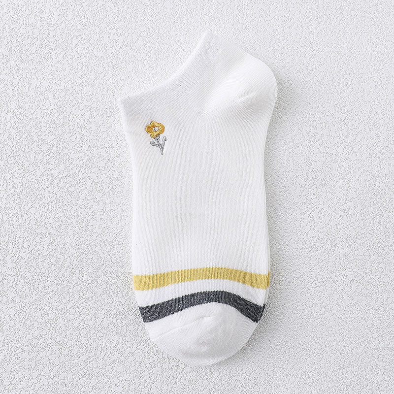 Vớ nữ cổ ngắn kẻ sọc thêu hình xinh xắn TAT52