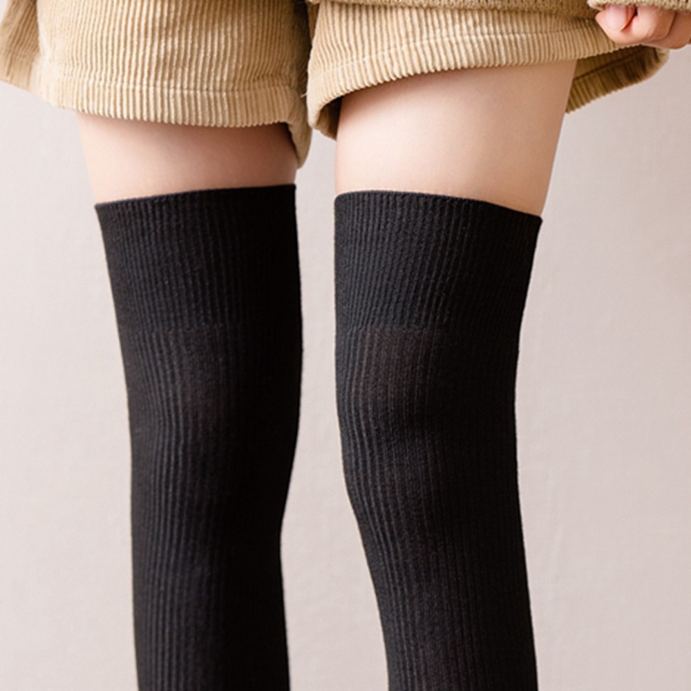 Tất vớ cổ cao ngang đùi 1 màu ĐƠN GIẢN đen/ trắng loại vừa KHÔNG TUỘT- THON CHÂN style Nhật Bản TAT63