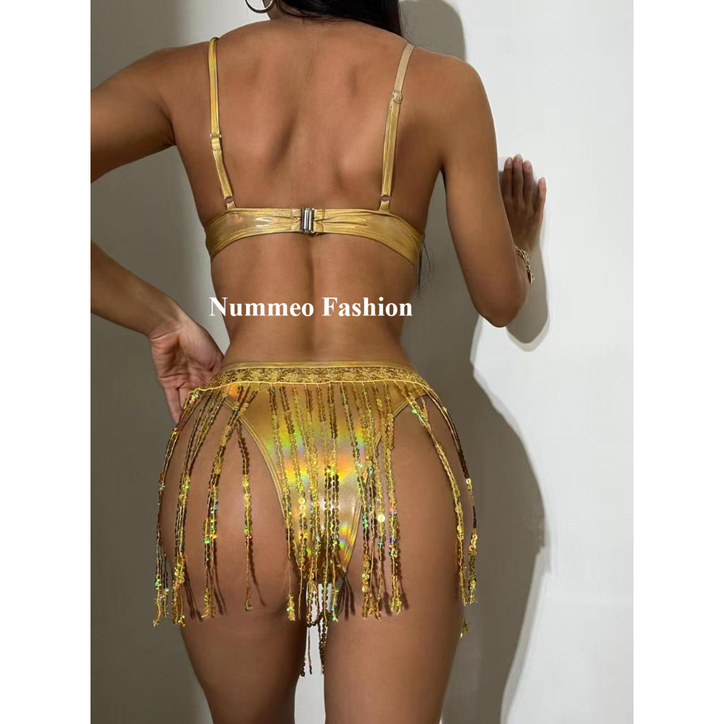 Đồ diễn màu vàng đồng có tua rua sang trọng